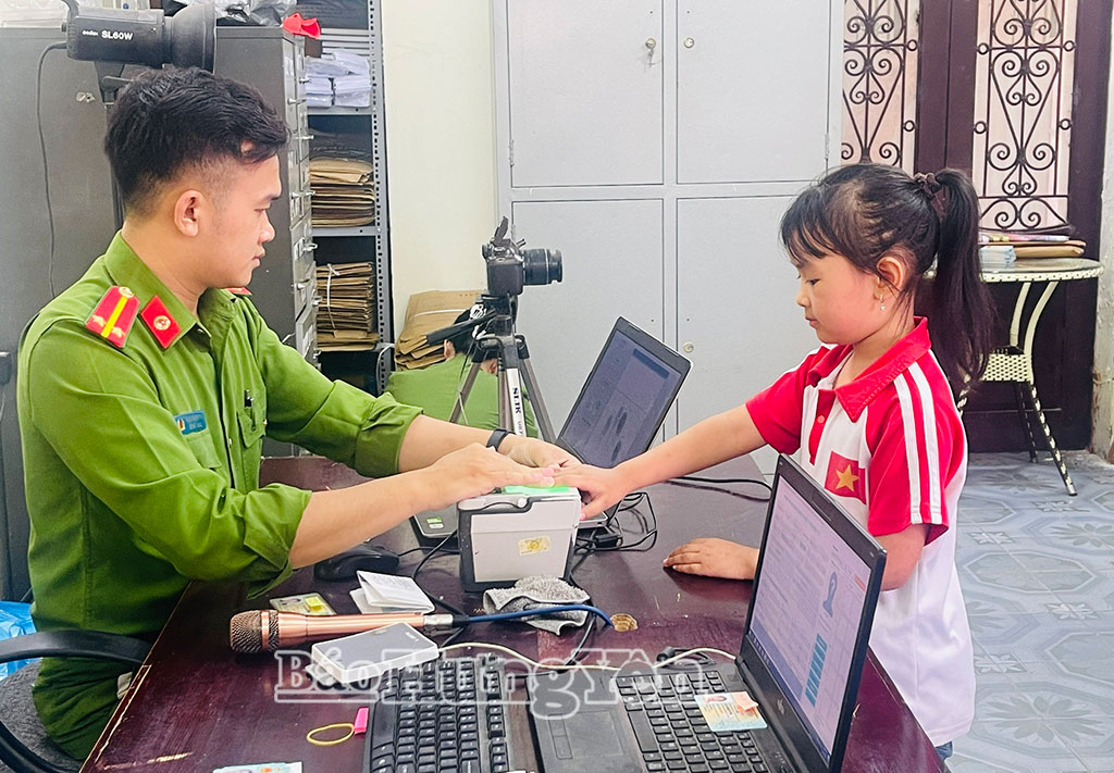 Phục vụ xuyên lễ đẩy nhanh cấp căn cước, định danh điện tử mức độ 2 cho học sinh